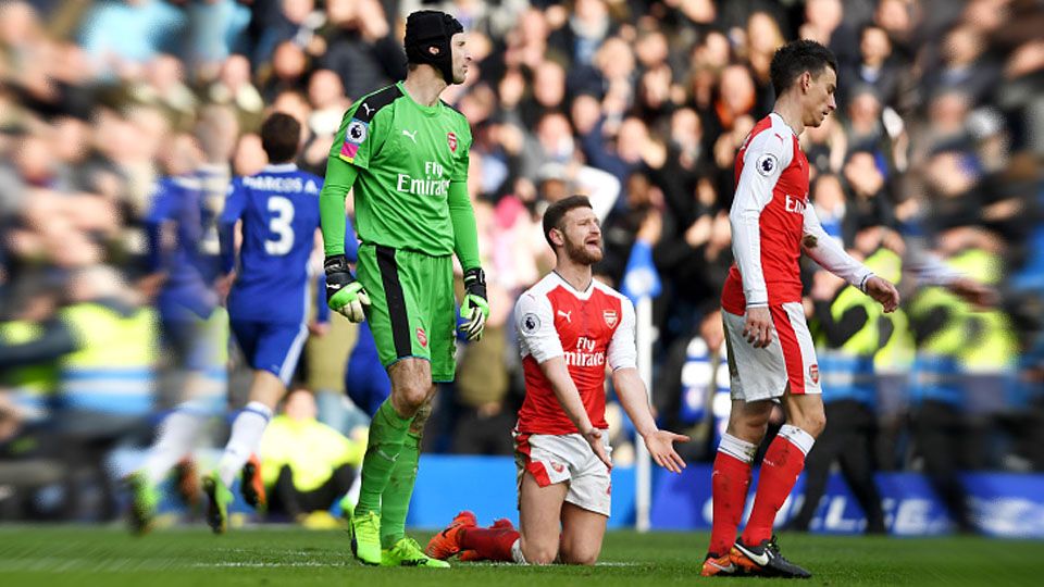 Pemain Arsenal Petr Cech dan Shkodran Mustafi terlihat lesu setelah gawangnya dibobol Eden Hazard. Copyright: © Mike Hewitt/Getty Images